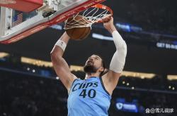 开云体育官网-猛龙翻盘雄鹿，詹姆斯统治全场