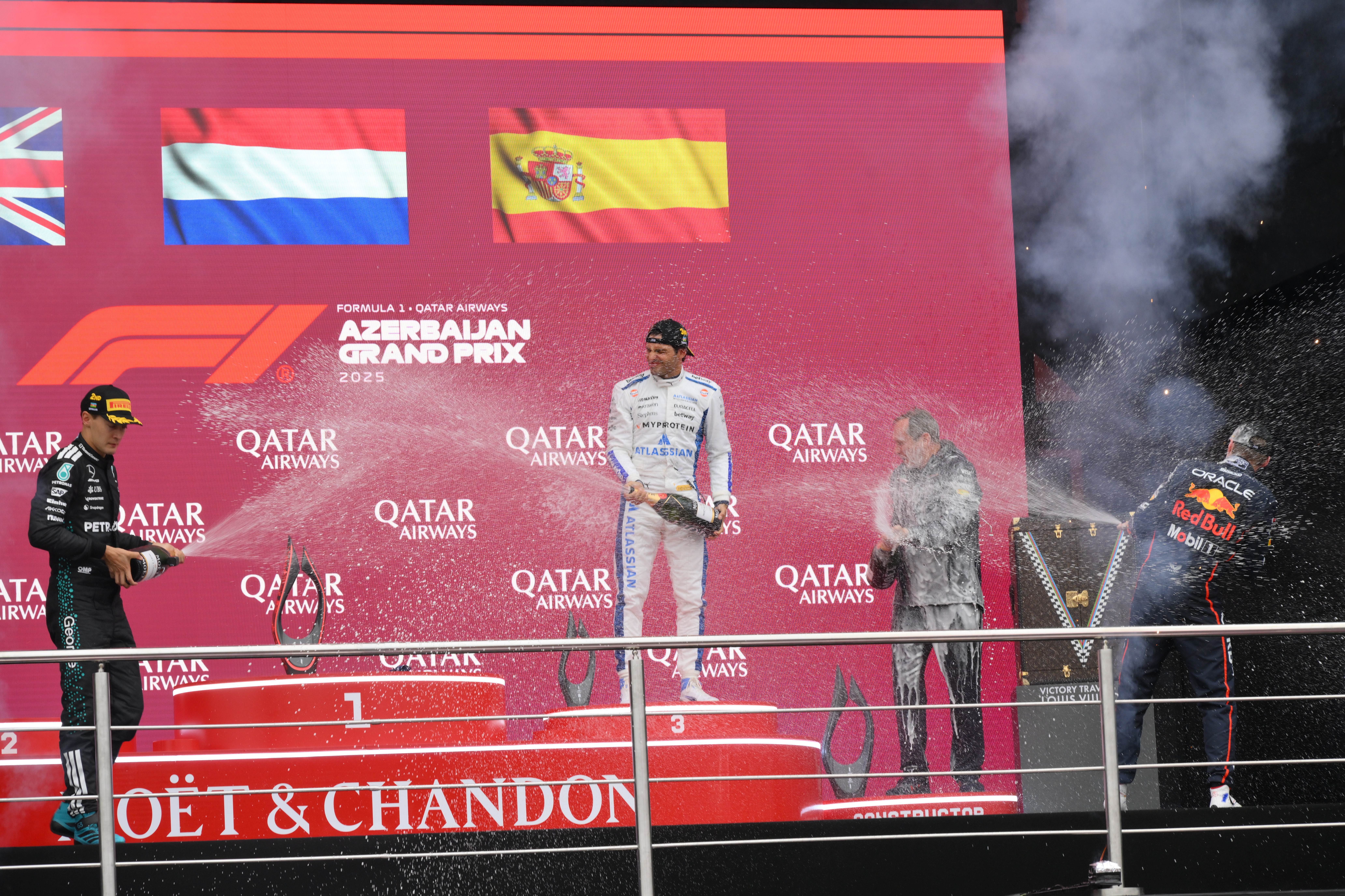 包含红牛二队绝杀红牛车队，塞恩斯统治全场的词条