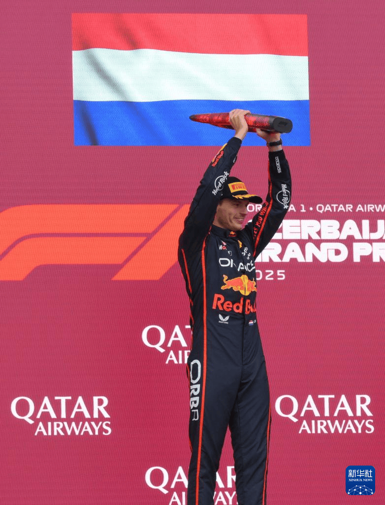 包含红牛二队完胜红牛车队，塞恩斯刷新纪录的词条